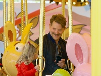 Zmenený Bradley Cooper vzal svoju princezničku do zábavného parku. 