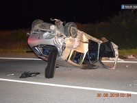 Vodička sa chcela vyhnúť zrážke s diviakom, auto skončilo na streche. Vodička sa chcela vyhnúť zrážke s diviakom, auto skončilo na streche.