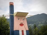 V dedine Sela pri Kamniku na severe Slovinska odhalili takmer osemmetrovú drevenú sochu Donalda Trumpa.