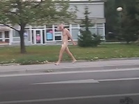 Nahý muž na Račianskej ulici v Bratislave.