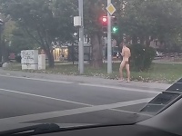 Nahý muž na Račianskej ulici v Bratislave.