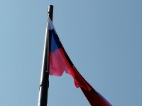 Vztýčenie štátnej vlajky SR pred budovou NR SR.