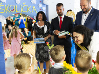 Na snímke ministerka školstva, vedy, výskumu a športu SR Martina Lubyová symbolicky pasuje deti za prvákov počas otvorenia nového školského roka 2019 - 2020 na Základnej škole Beňovského v Dúbravke 2.9.2019.