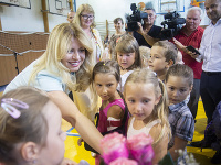 Na snímke vľavo prezidentka SR Zuzana Čaputová počas otvorenia školského roka na Základnej škole Turnianska 2.9. 2019 v Bratislave.