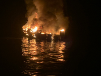 Loď zachvátil požiar pri pobreží