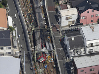 V Jokohame sa zrazil vlak s nákladiakom