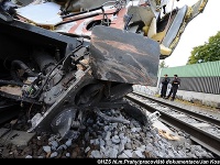 V pražskej štvrti Uhříněves sa v piatok zrazil vlak s nákladným automobilom.