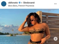 Demi Lovato v máji zverejnila fotky v rovnakých plavkách. Podľa všetkého boli graficky upravované. 