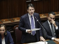 Taliansky premiér Giuseppe Conte (uprostred) reční pred hlasovaním o vyslovení dôvery jeho novej vláde v dolnej komore talianskeho parlamentu v Ríme Taliansky premiér Giuseppe Conte (uprostred) reční pred hlasovaním o vyslovení dôvery jeho novej vláde v dolnej komore talianskeho parlamentu v Ríme