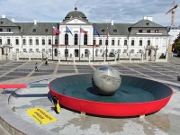 Aktivisti pred prezidentský palác nainštalovali panvicu. Aktivisti pred prezidentský palác nainštalovali panvicu.