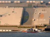 Pohľad na prevrátenú nákladnú loď Golden Ray pri východnom pobreží blízko amerického mesta Brunswick v štáte Georgia 