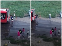 Deti sa vešajú na zadnú časť vozidla MHD. Deti sa vešajú na zadnú časť vozidla MHD.