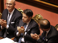 Taliansky premiér Giuseppe Conte tlieska po tom, ako Senát vyslovil dôveru jeho novej vláde Taliansky premiér Giuseppe Conte tlieska po tom, ako Senát vyslovil dôveru jeho novej vláde