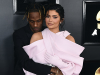 Kylie Jenner s partnerom Travisom Scottom. Kylie Jenner s partnerom Travisom Scottom.