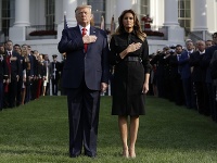 Donald Trump a Melania Trump počas minúty ticha Donald Trump a Melania Trump počas minúty ticha