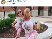 Coco a Chanel v rovnakých outfitoch. 