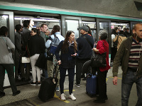 Dopravu v Paríži ochromil štrajk zamestnancov mestskej hromadnej dopravy. Dopravu v Paríži ochromil štrajk zamestnancov mestskej hromadnej dopravy.