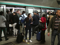 Dopravu v Paríži ochromil štrajk zamestnancov mestskej hromadnej dopravy.