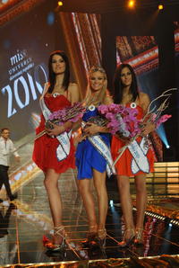 Trojica víťaziek: Prvá vicemiss Timea Szabóová, Miss Universe SR Anna Amenová a druhá vicemiss Hana Kiková.