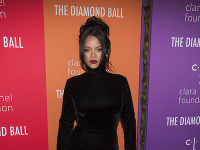 Rihanna výberom šiat poriadne prekvapila. 