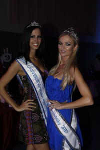 Víťazka Miss Universe SR Anna Amenová (vpravo) s II. vicemiss Hanou Kikovou. 