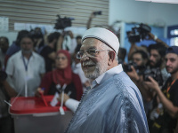 Kajs Saíd sa umiestnil na prvom mieste v odhadovaných výsledkoch nedeľňajších prezidentských volieb v Tunisku. 