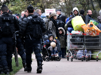 Polícia vypratáva tábor s migrantmi Polícia vypratáva tábor s migrantmi