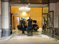 Do rezidencie Trump Plaza vrazilo auto Do rezidencie Trump Plaza vrazilo auto