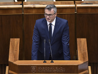 Na snímke predseda Ústavného súdu SR Ivan Fiačan počas prejavu na 49. schôdzi Národnej rady SR v Bratislave Na snímke predseda Ústavného súdu SR Ivan Fiačan počas prejavu na 49. schôdzi Národnej rady SR v Bratislave
