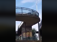 Vodič išiel po lávke pre peších. Vodič išiel po lávke pre peších.