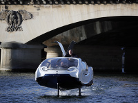 Paríž testuje na Seine nový vodný taxík. Paríž testuje na Seine nový vodný taxík.