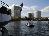 Paríž testuje na Seine nový vodný taxík.