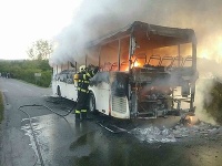 Hasiči zasahovali pri požiari autobusu v obci Jakubovany Hasiči zasahovali pri požiari autobusu v obci Jakubovany
