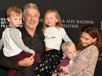 Herec Alec Baldwin s manželkou Hilariou a so svojimi deťmi. Herec Alec Baldwin s manželkou Hilariou a so svojimi deťmi.