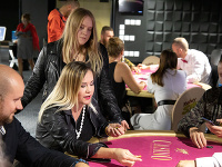 Zuzana Haasová s dcérou si vyskúšali aj hazard pri stoloch.
