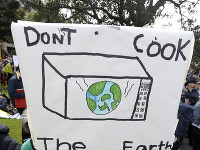 Austrálski školáci otvorili celosvetový štrajk za účinnejšiu ochranu klímy.