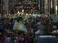 Na klimatických protestoch vyšli do ulíc miest stovky tisíc ľudí