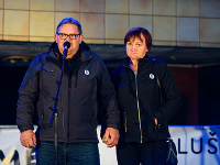 Rodičia zavraždeného novinára Jána Kuciaka, otec Jozef a jeho matka počas protestného zhromaždenia 