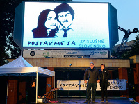 Rodičia zavraždeného novinára Jána Kuciaka, otec Jozef a jeho matka počas protestného zhromaždenia 