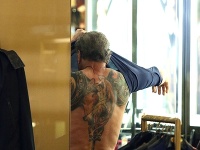 Sylvester Stallone skrýva pod tričkom výrazné tetovania. 