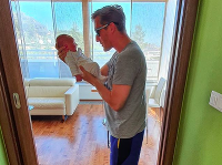 Matej Sajfa Cifra sa na Instagrame pochválil fotkou novorodenej dcérky Sáry.