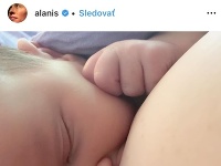 Alanis Morissette si materstvo užíva. Fotky rozkošného bábätka zverejňuje aj na sociálnych sieťach. 