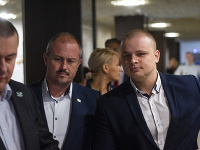 Uprostred predseda ĽSNS Marian Kotleba, vedľa neho Milan Mazurek Uprostred predseda ĽSNS Marian Kotleba, vedľa neho Milan Mazurek