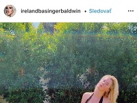 Ireland Baldwin ako sexi záhradkárka. 