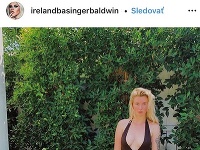 Ireland Baldwin sa rada pochváli svojími krivkami. 