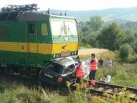 Zrážku nákladného vlaku s vozidlom neprežili tri osoby. Zrážku nákladného vlaku s vozidlom neprežili tri osoby.