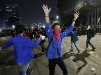 Protesty v Indonézií sa poriadne skomplikovali, zasahovala polícia. 