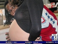 V relácii Good Morning America sa objavila aj doposiaľ nezverejnená fotka tehotnej Demi Moore, ktorá v roku 2003 nosila pod srdcom Ashtonovo dieťatko. 