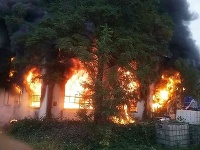 Hasiči bojujú s rozsiahlym požiarom