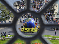 V Budapešti sa tisíce ľudí pripojili ku globálnemu klimatickému štrajku. V Budapešti sa tisíce ľudí pripojili ku globálnemu klimatickému štrajku.
